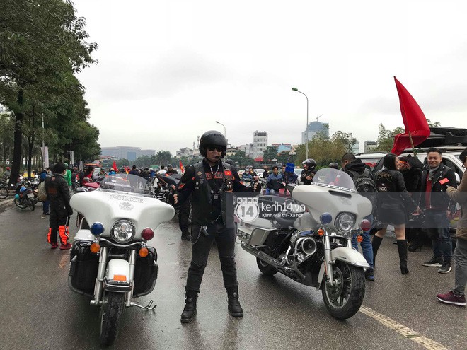 Người hâm mộ Việt Nam nhuộm đỏ sân bay Nội Bài Người hâm mộ Việt Nam nhuộm đỏ sân bay Nội Bài
